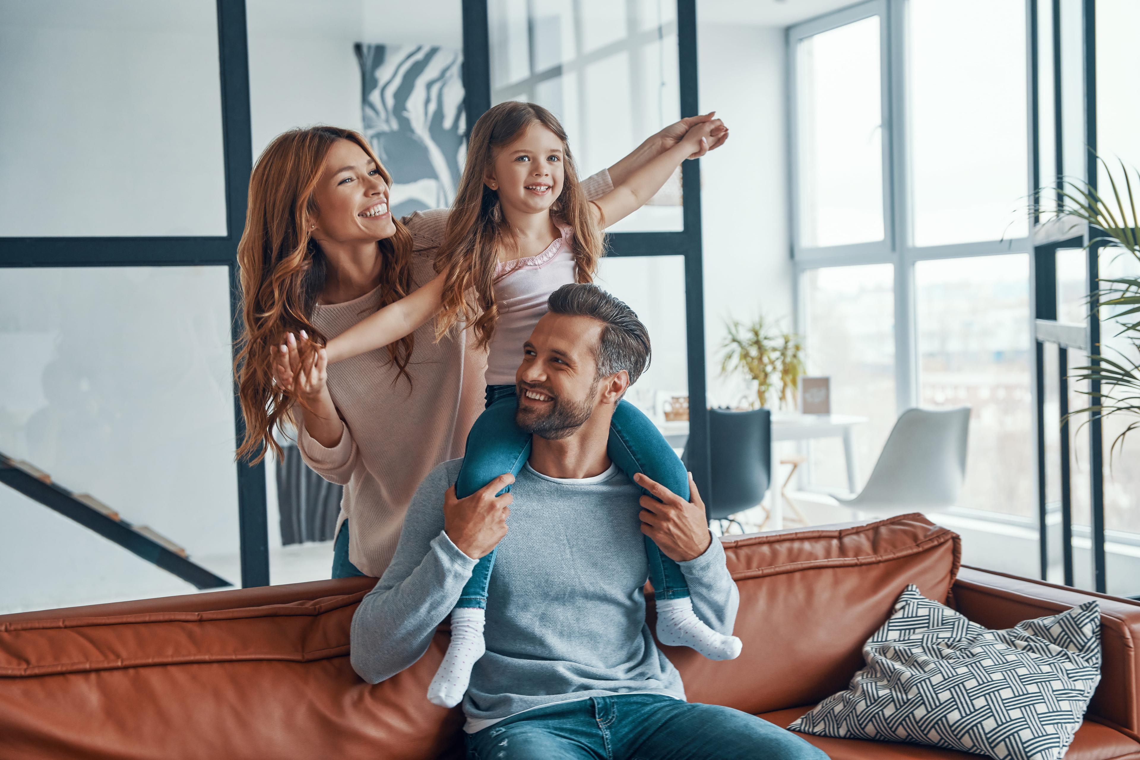 Familia feliz ao adquirir os empreendimentos Vila Sul